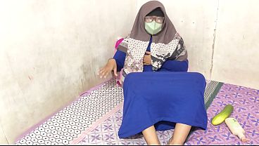 Cewek Hijab Indonesia Lagi Mainin Memek Sendiri Sampe Basah