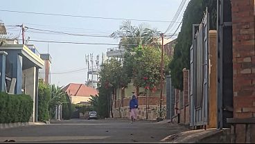 Masturbasi Di Pinggir Jalan, Seorang Ibu Arab Mainin Memeknya Di Luar Rumah.