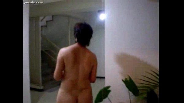 Mama China Tua Nyiram Tanaman Sambil Bengkok, Pantat Montoknya Basah Kuyup Kena Air.