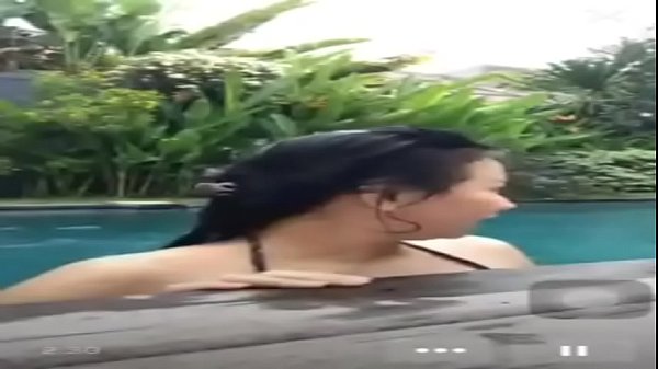 Ngentot Di Kolam Renang Pas Live, Basah Kuyup Dan Panas