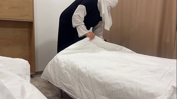 Pembantu Arab Menggoda Tamu Hotel Di Kamar Dengan Memeknya Yang Super Ketat