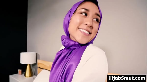 Gadis Arab Berhijab Digaruki Tanpa Izin Ortu